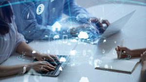 クラウドを用いて仕事をするイメージ