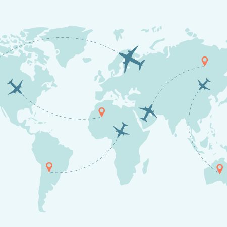 世界地図を飛び回る飛行機のイメージ